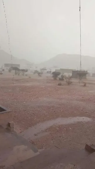 أمطار غزيرة تُغمر شق بن ضباب في شبوة.. سحب رعدية تُثير هلع السكان وتنذر بسيول محتملة!